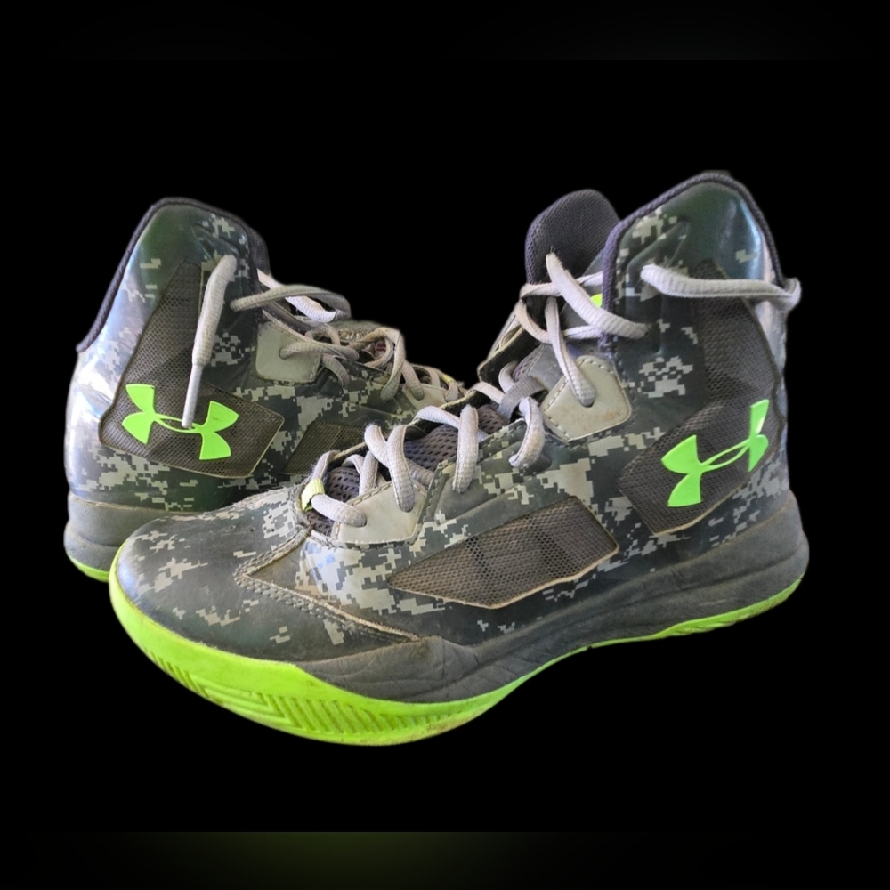 Under Armour Youth Size 6.5 Digital Camo Print Shoes